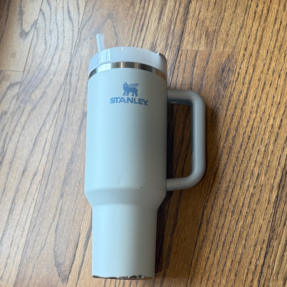 Stanley Classic Grey Travel Mug with Handle - Picture 2 of 8